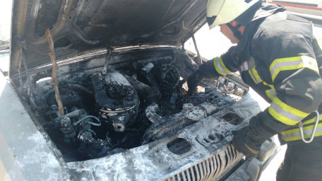 м.Херсон: пожежні ліквідували займання в автомобілі
